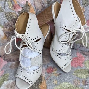 Lucky Brand Women’s Size 8.5 Lace-Up Stacked Heels Beige Good Condition